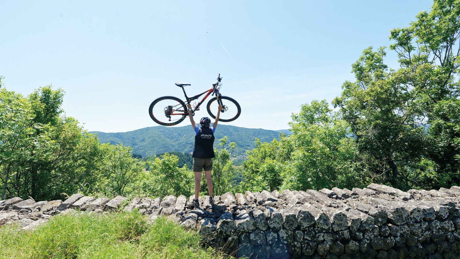 À VTT / à vélo