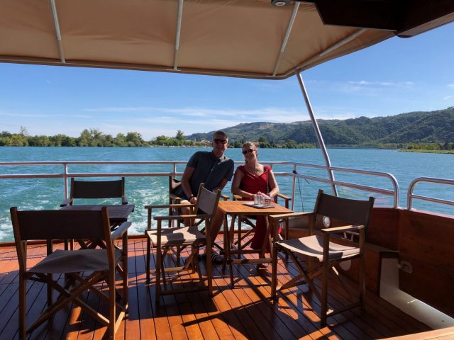 en couple sur le bateau