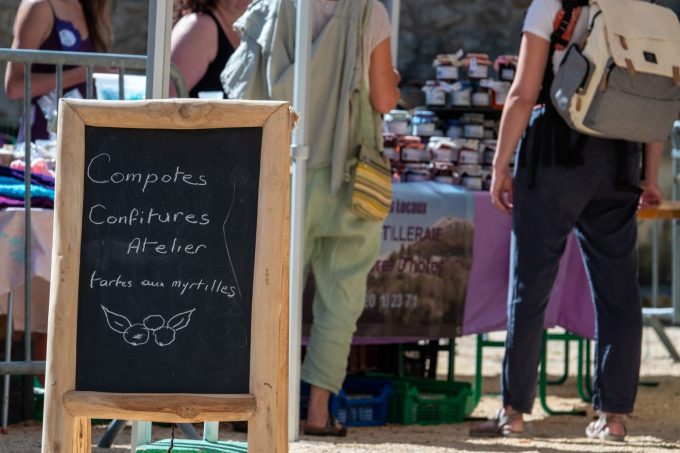 Péreyres – Fête de la myrtille – marché et atelier tarte aux myrtilles©sourcesetvolcans