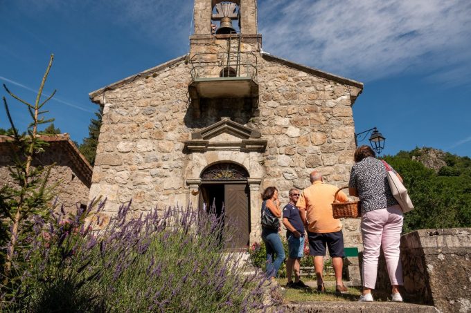 Péreyres – Fête de la myrtille – église de péreyres ©sourcesetvolcans