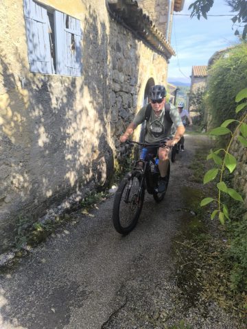 Balade à Vélo Électrique passage dans un hameau typique Ardéchois