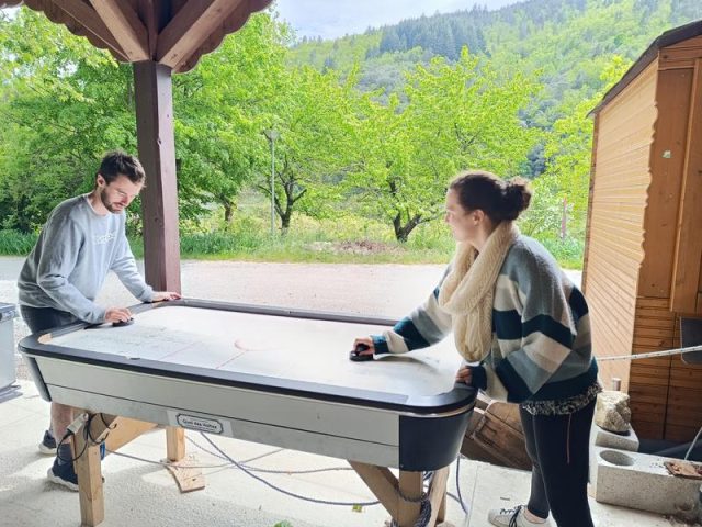 Quai des Haltes – Partie endiablée air hockey