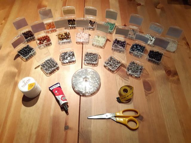 Confection de Bracelets en pierres