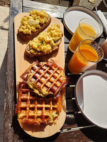 Brunch Dolce Via- Gaufre courgette et tartine aux oeufs brouillés