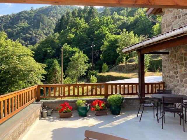 Les terrasses verdoyantes autour de la maison avec des murs en pierre sèche