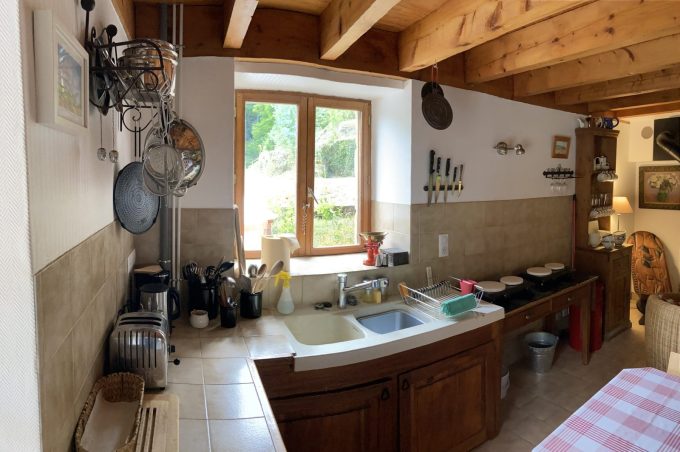 Coin cuisine avec outils et vaisselle de qualité