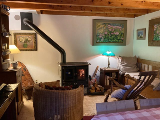 Le rez-de-chaussée en saison fraîche avec la cuisinière bois (avec four)