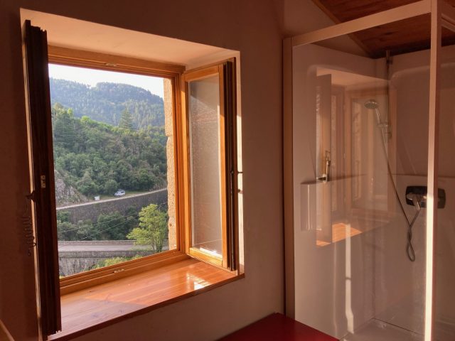 La vue de la chambre à l&rsquo;est sur la voie verte, la douche à droite