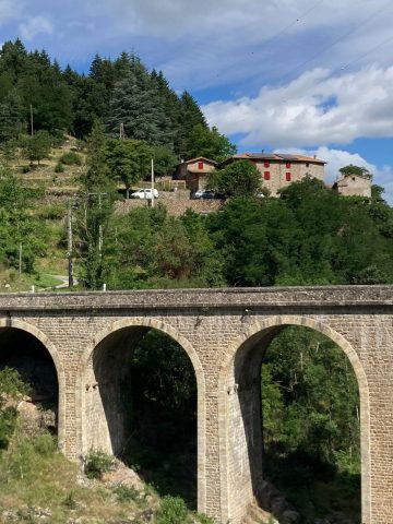 Le hameau Echarleyre vu de la voie verte, Chez Swan à gauche