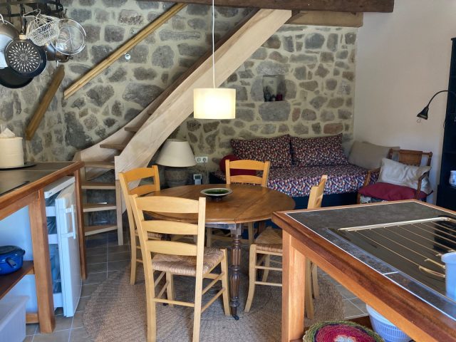 Plaque de cuisson à gauche, évier à droite