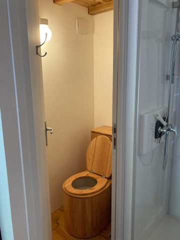 Toilettes sèches séparées, la cabine de douche à droite