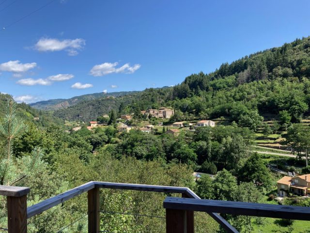 Vue nord de la terrasse sur la Vallée de l&rsquo;Eyrieux et le hameau Les Lattes
