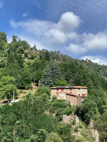 Notre hameau Echarleyre – Le Greffon comprend le côté droit de la grande maison