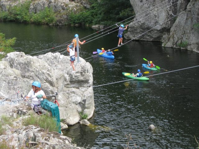 A chacun son activité en Vallée de l’Eyrieux : parcours aventure ou canoë ?